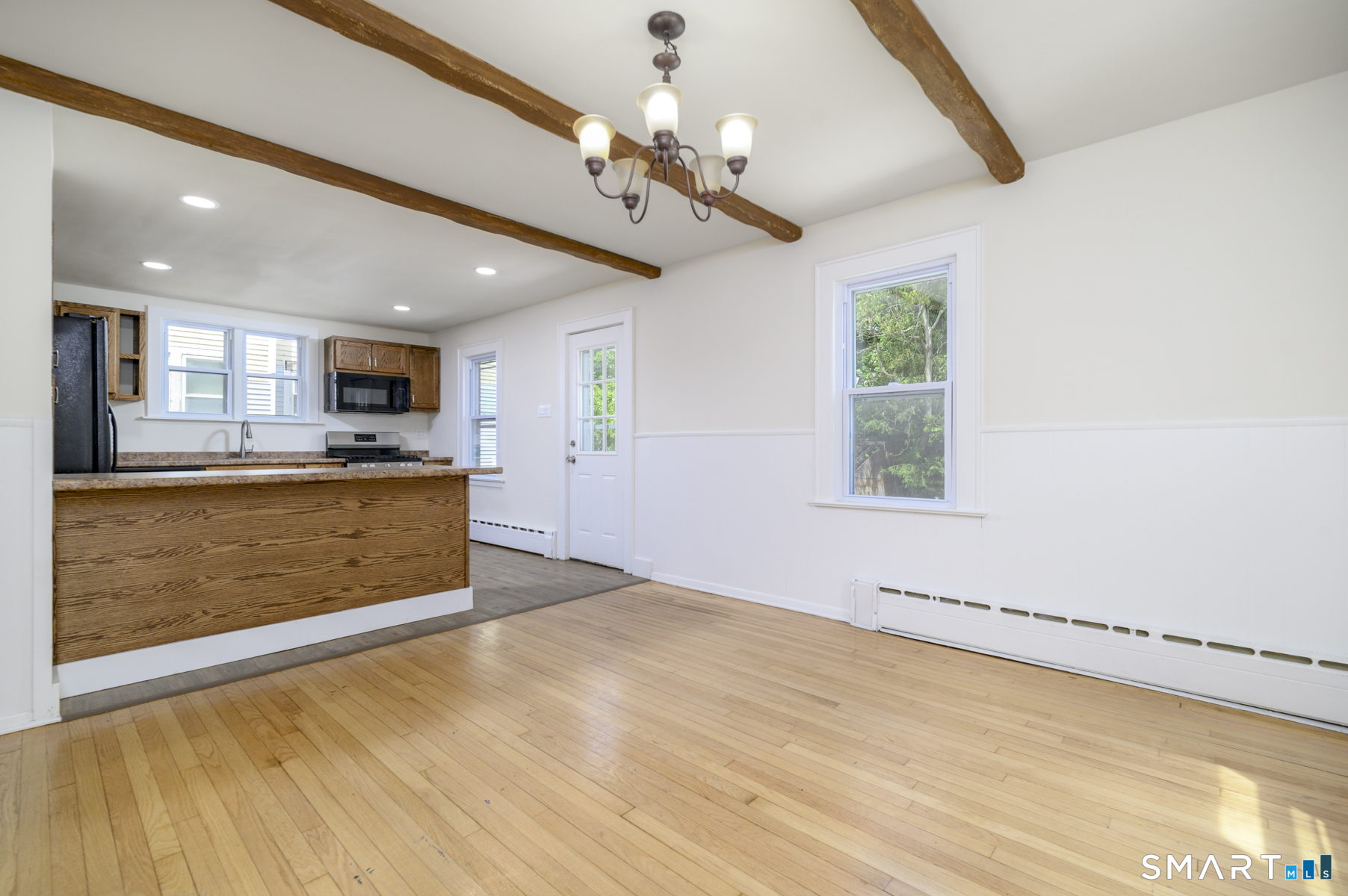 206 Ridgefield Avenue Bridgeport, CT 06610 - Photo 8 of 35