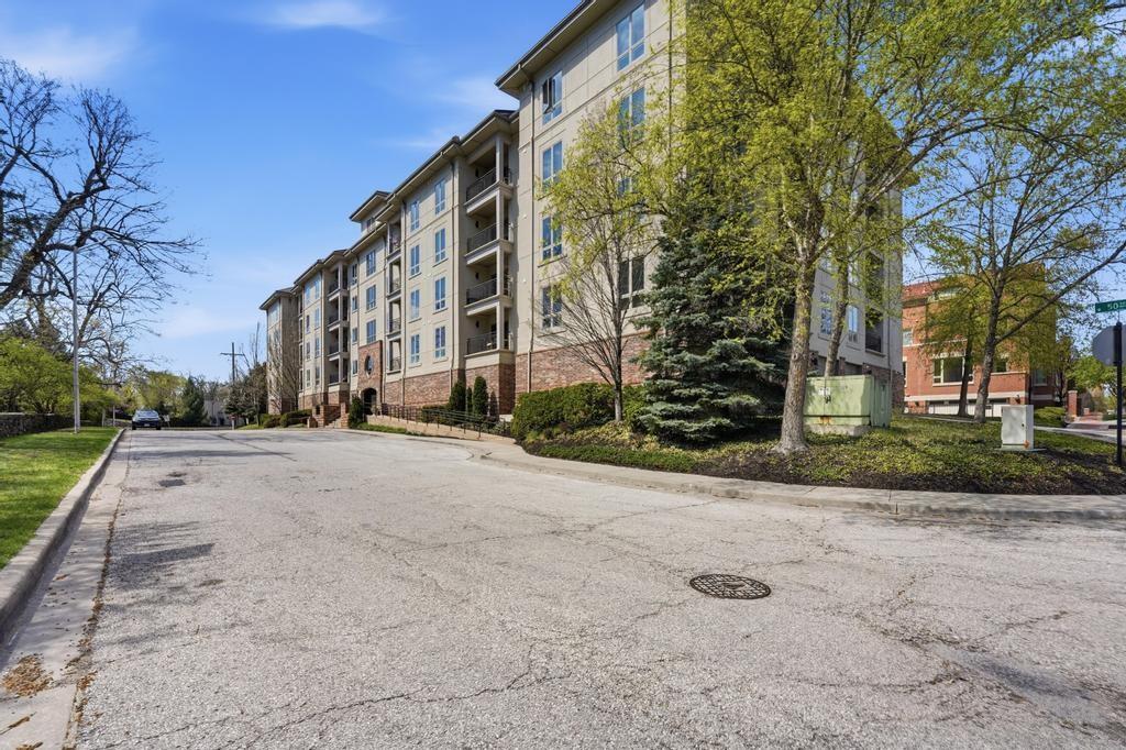 4949 Wornall Road, Unit 109 Kansas City, MO 64112 - Photo 1 of 28