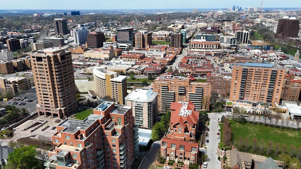 4949 Wornall Road, Unit 109 Kansas City, MO 64112 - Photo 24 of 28