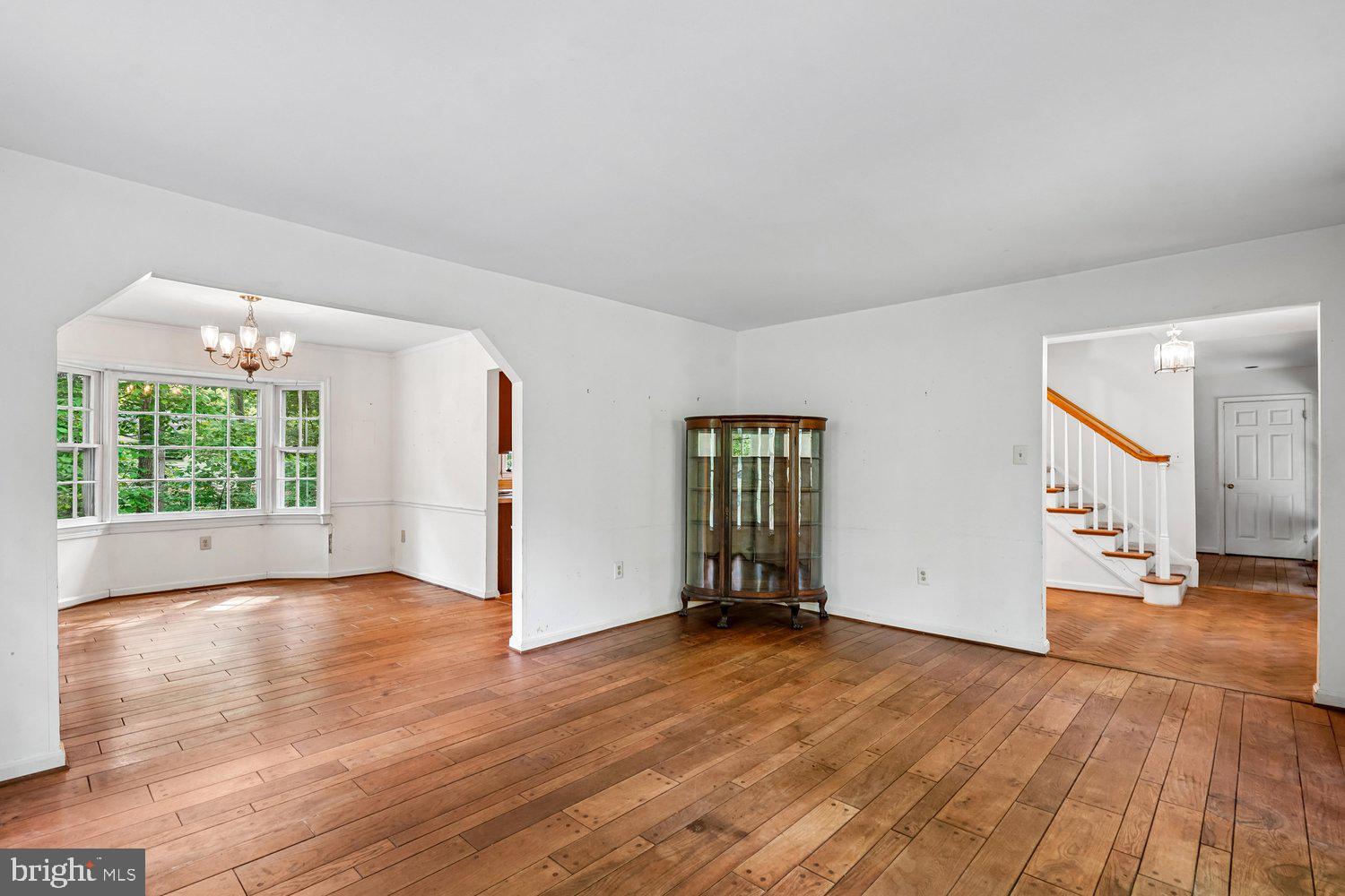 10802 Dayflower Court Reston, VA 20191 - Photo 4 of 44 Living Room