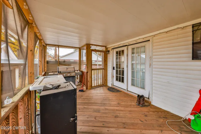 a view of a livingroom with furniture