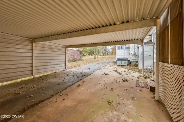 a view of a backyard