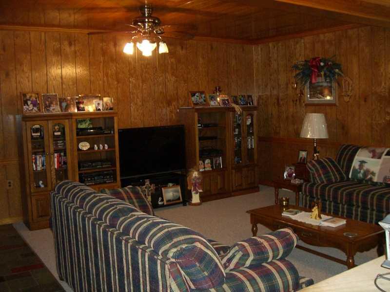 92 South State Line Road Greenville, PA 16125 - Photo 4 of 23 Den/Family/Great Room.