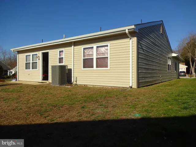 a view of an house with backyard and garden