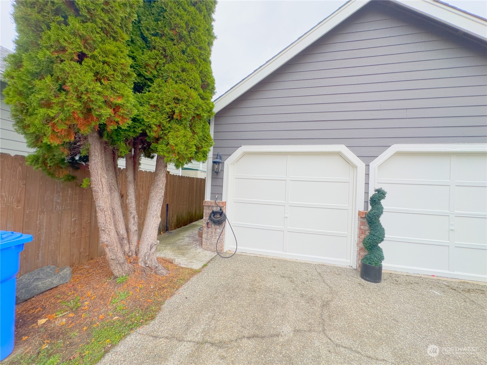 977 Graham Avenue Northeast Renton, WA 98059 - Photo 1 of 10 a view of a garage