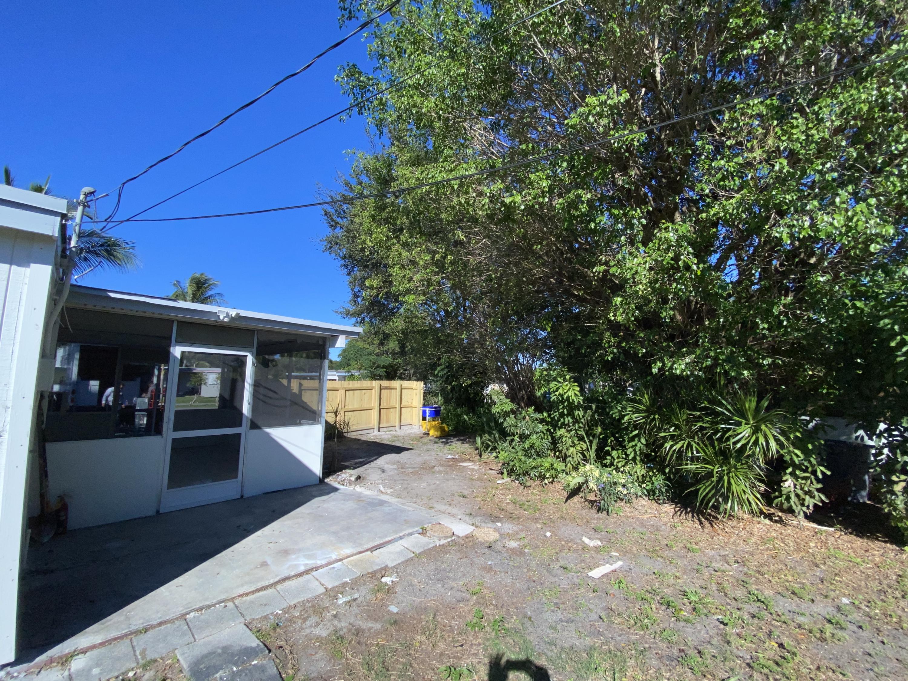 110 Old Spanish Trail Lake Worth, FL 33462 - Photo 15 of 20 Rear Yard