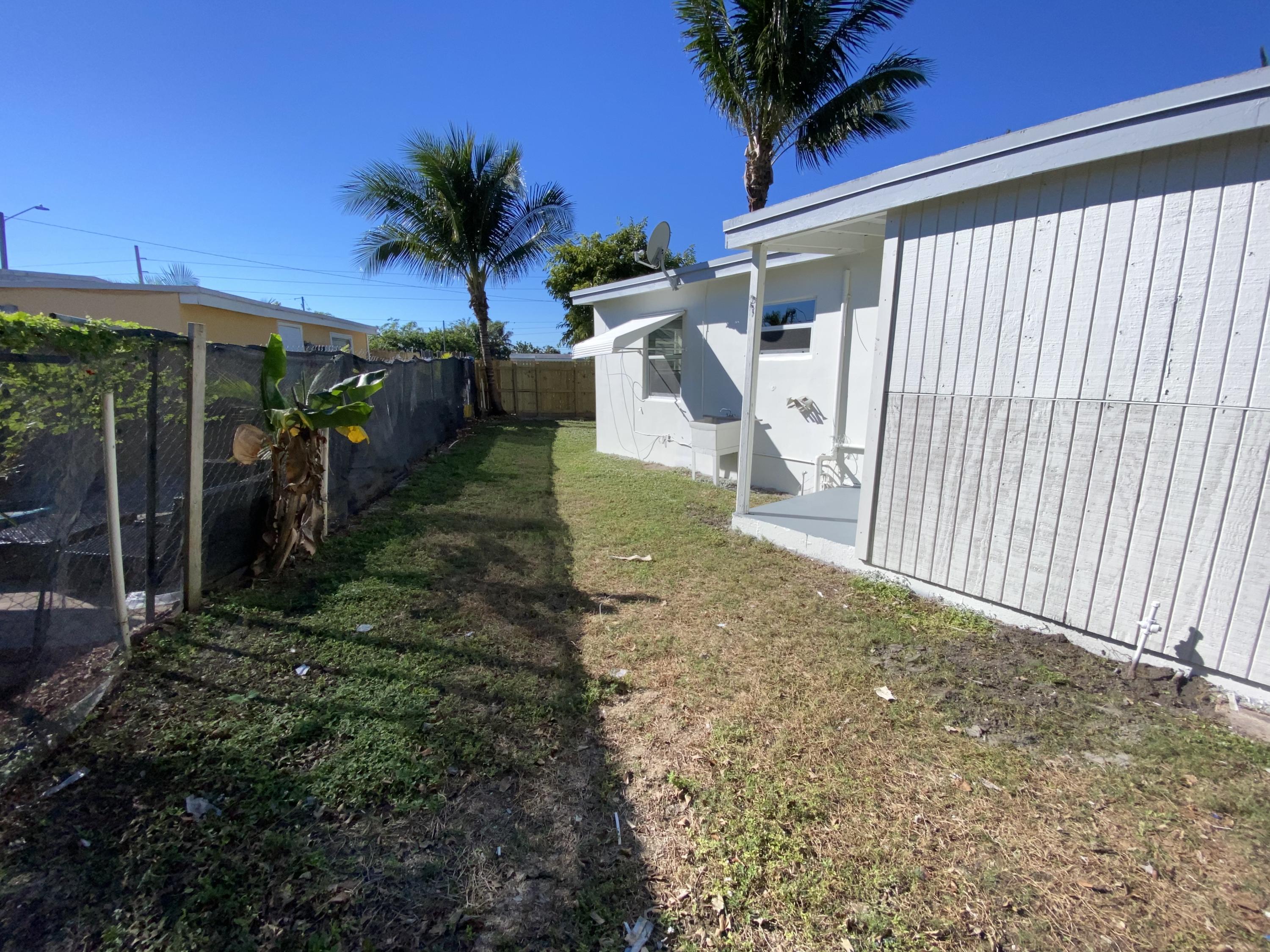 110 Old Spanish Trail Lake Worth, FL 33462 - Photo 16 of 20 Rear Yard