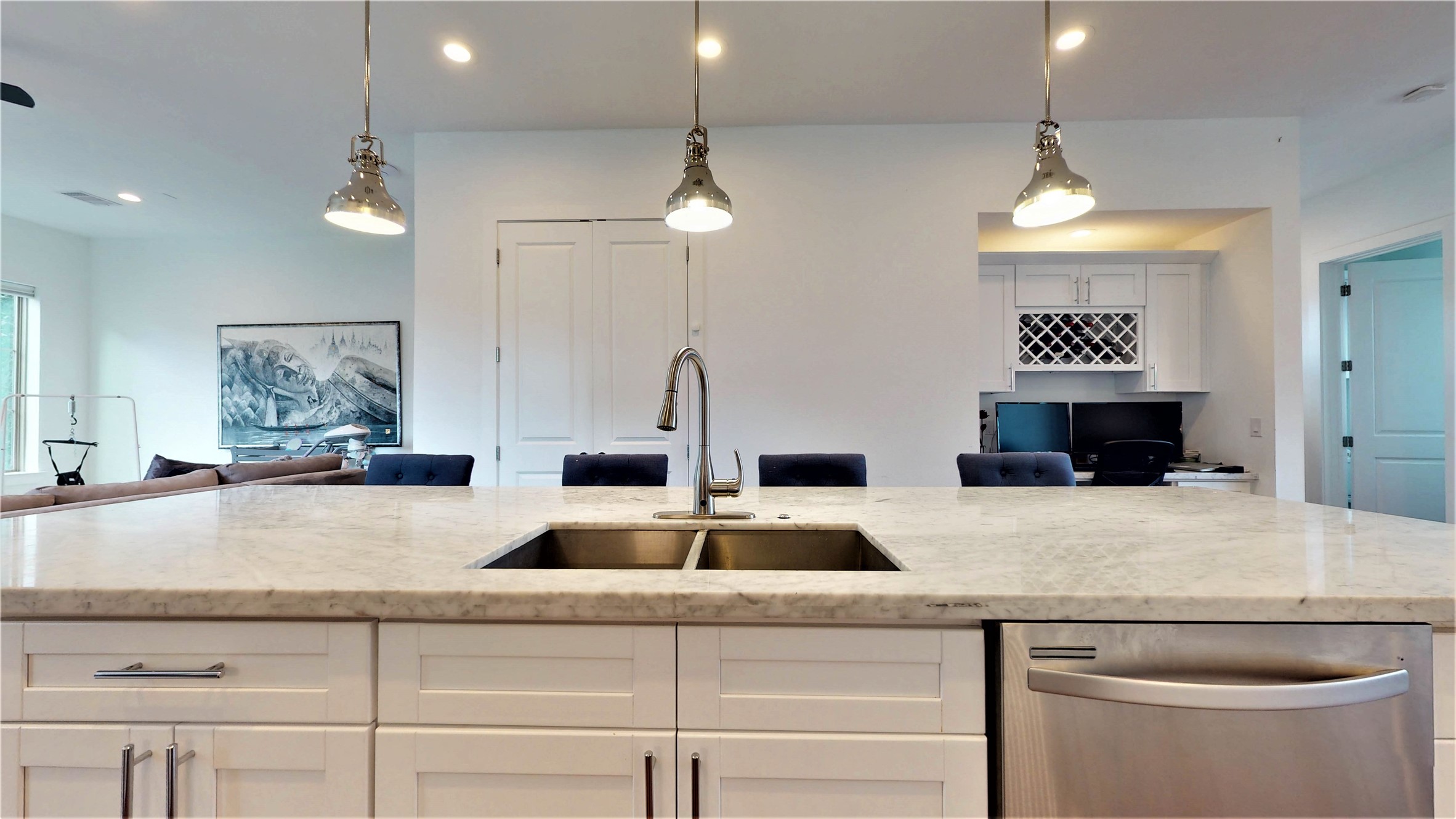 5422 Darling Street, Unit C Houston, TX 77007 - Photo 13 of 35 Motion Activated Faucet / Sleek Dishwasher