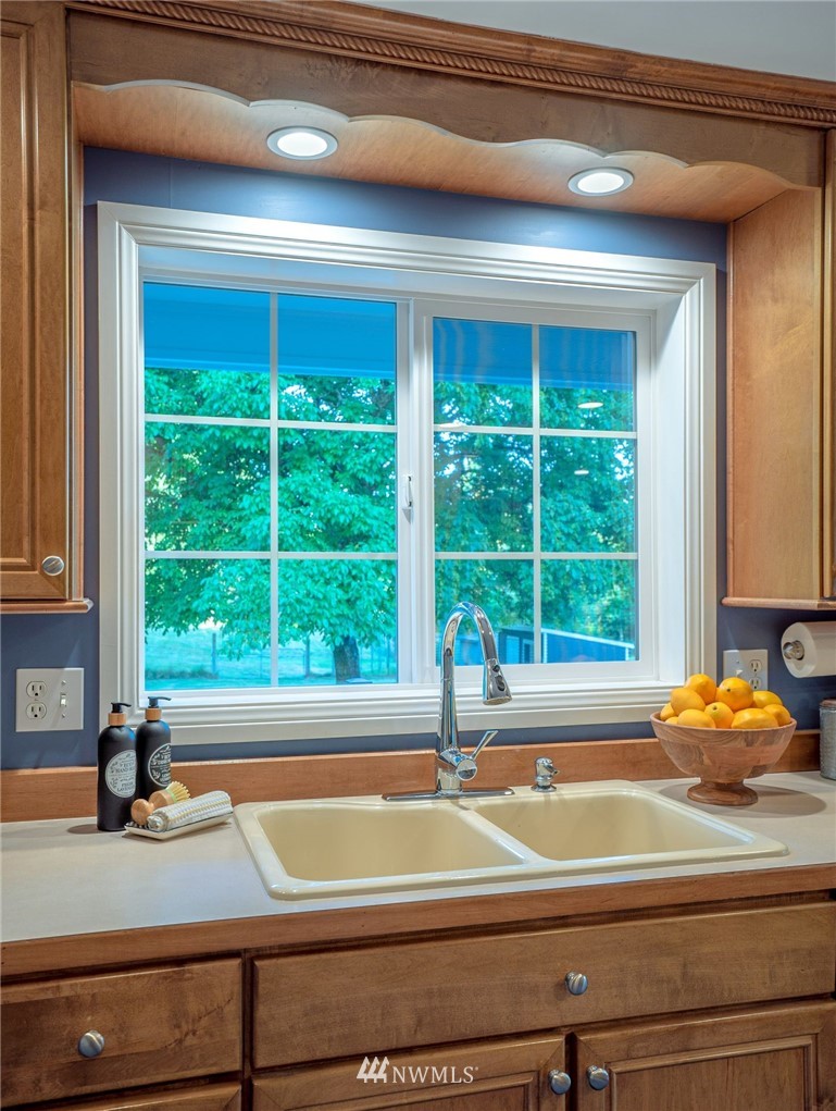 18724 Dubuque Road Snohomish, WA 98290 - Photo 14 of 38 a bathroom with a tub and sink