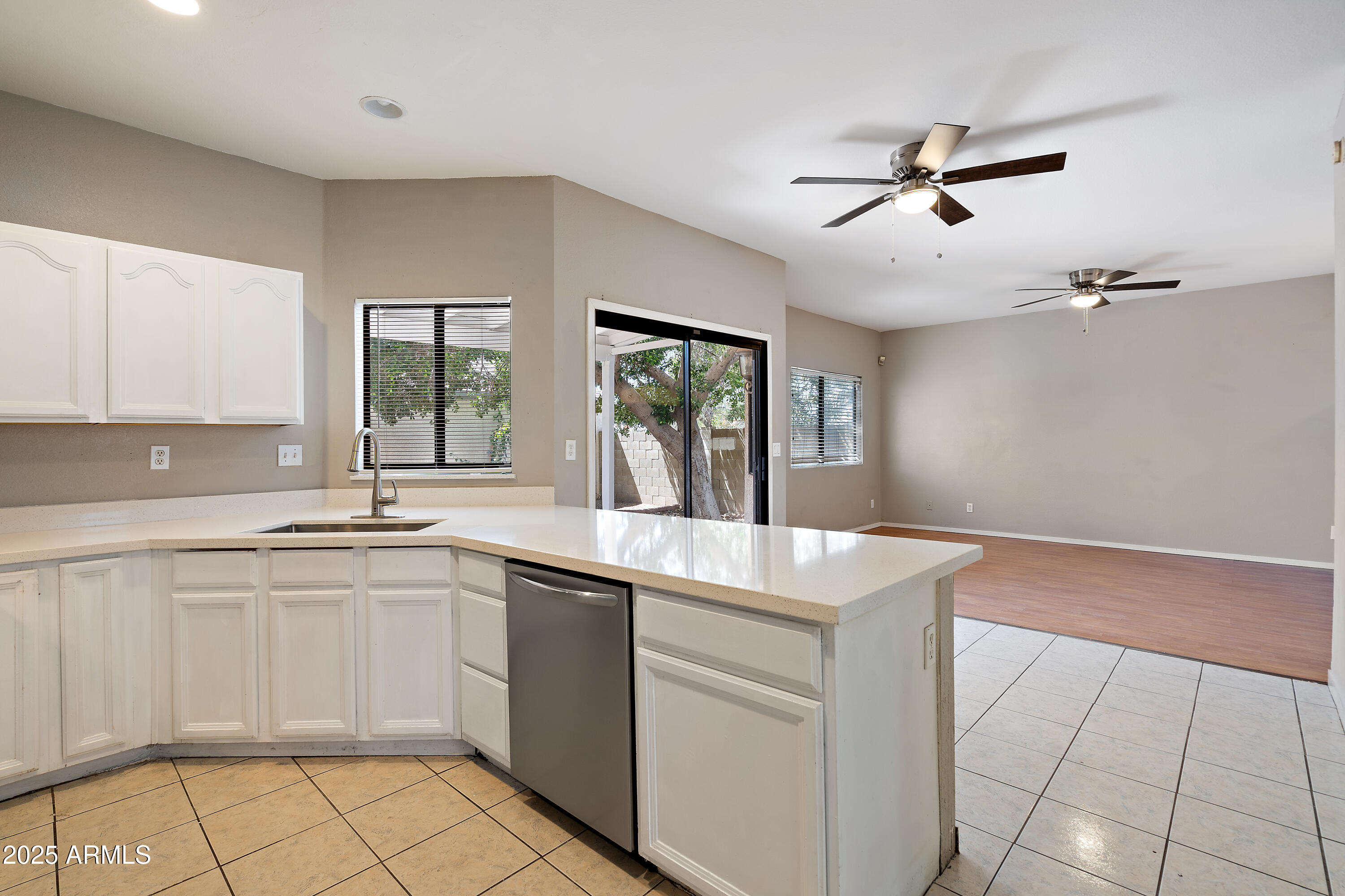 2051 West Ronald Road Phoenix, AZ 85029 - Photo 8 of 41 QVB01462