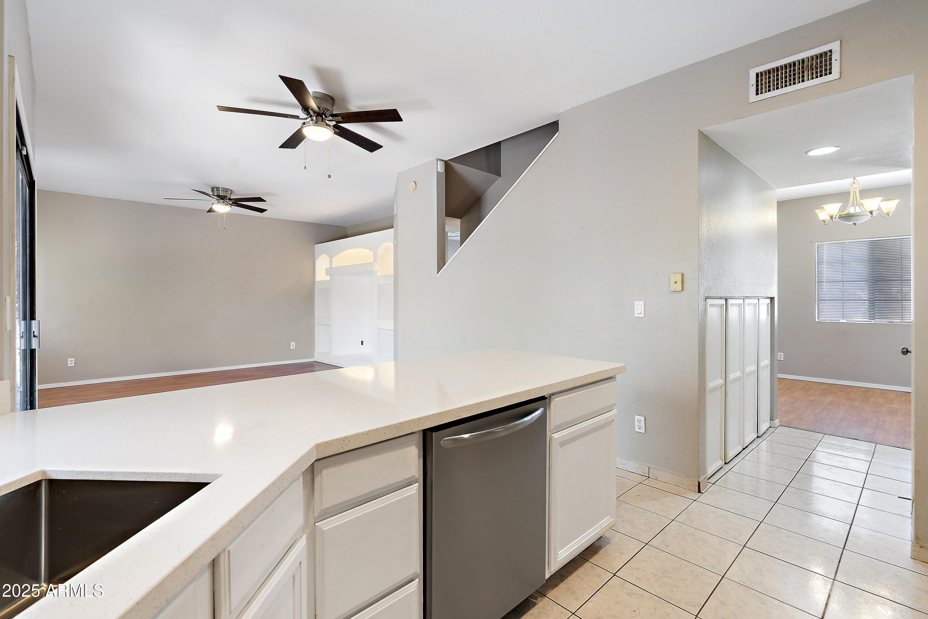 2051 West Ronald Road Phoenix, AZ 85029 - Photo 9 of 41 QVB01465