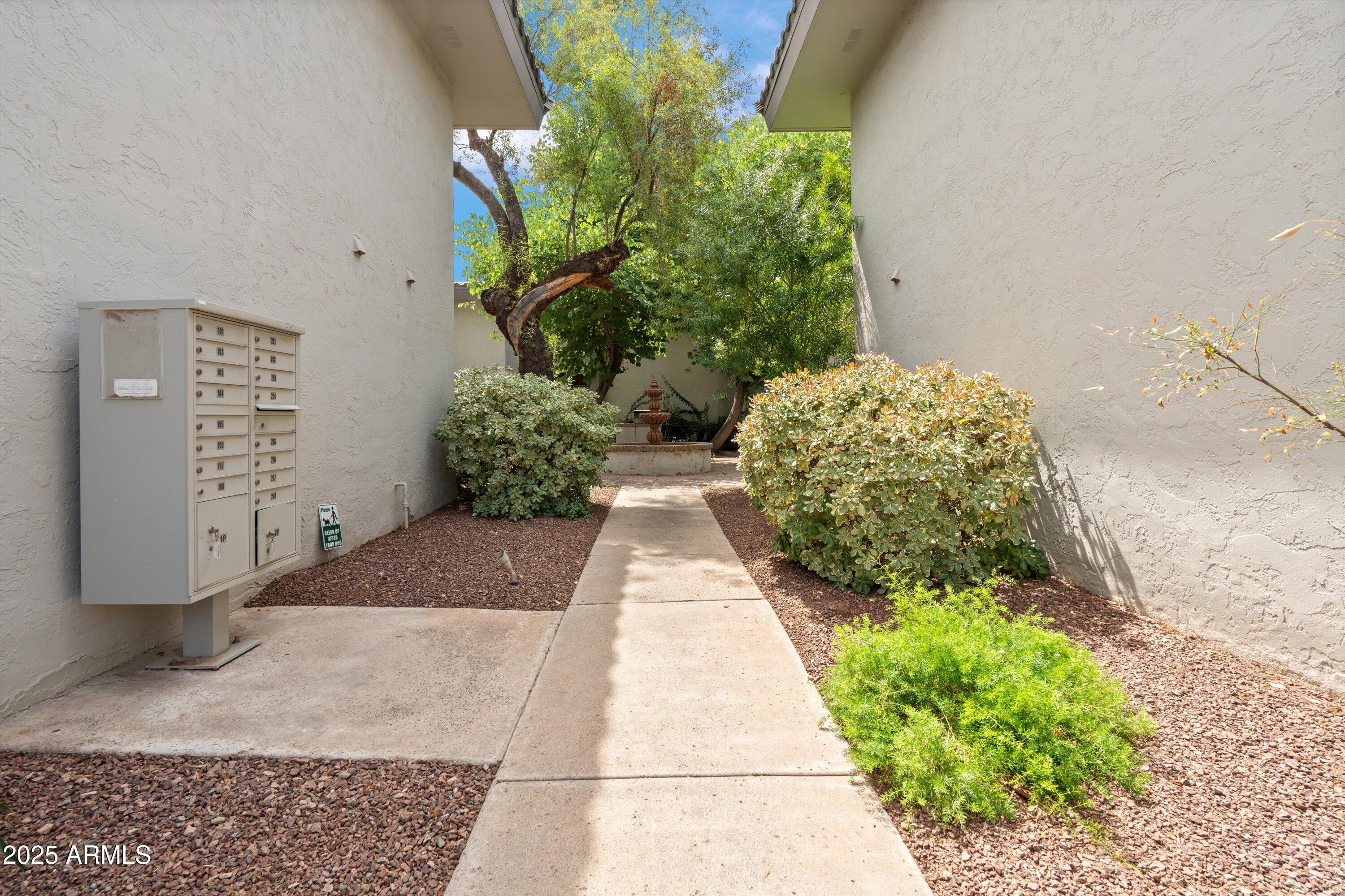 5201 North 24th Street, Unit 206 Phoenix, AZ 85016 - Photo 34 of 39 a view of a back yard of the house