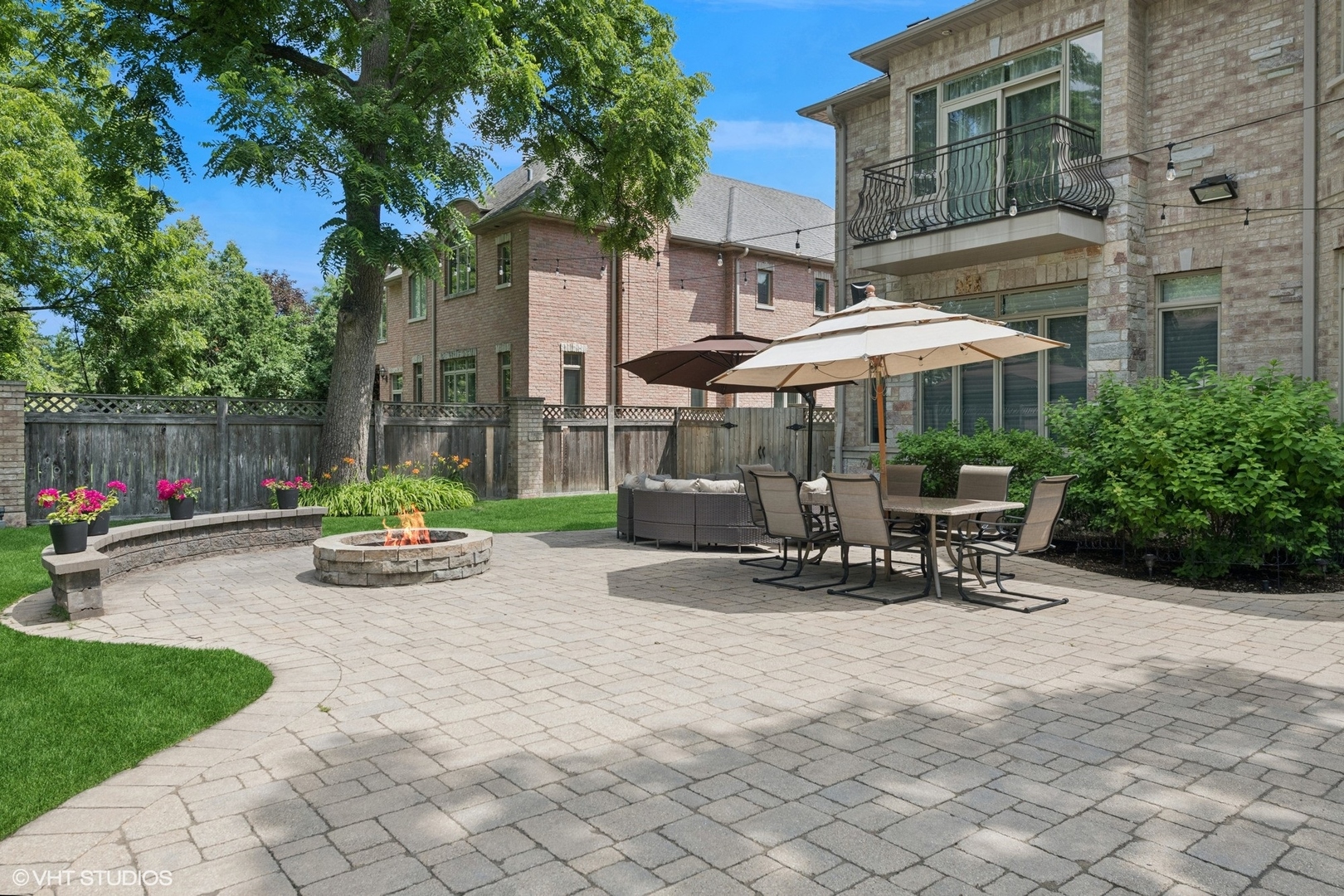 700 Greenwood Road Northbrook, IL 60062 - Photo 67 of 81 a view of a patio with a table and chairs under an umbrella
