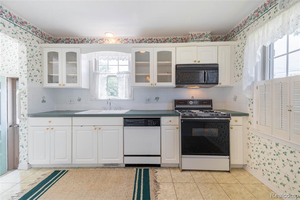 23211 Myrtle Street Dearborn, MI 48128 - Photo 9 of 36