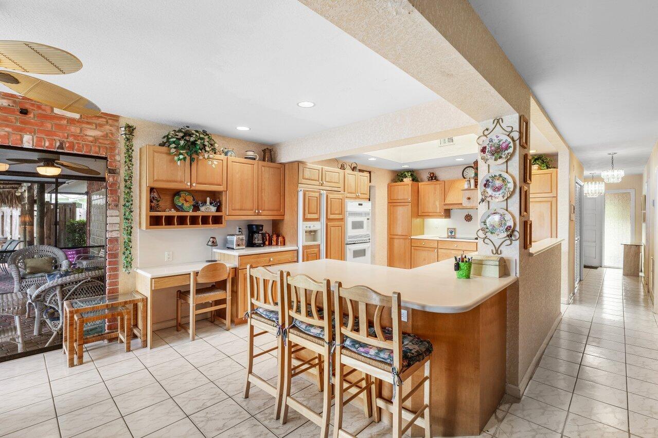 3163 Northeast 8th Avenue Boca Raton, FL 33431 - Photo 16 of 35 Kitchen w/ Breakfast Bar Area