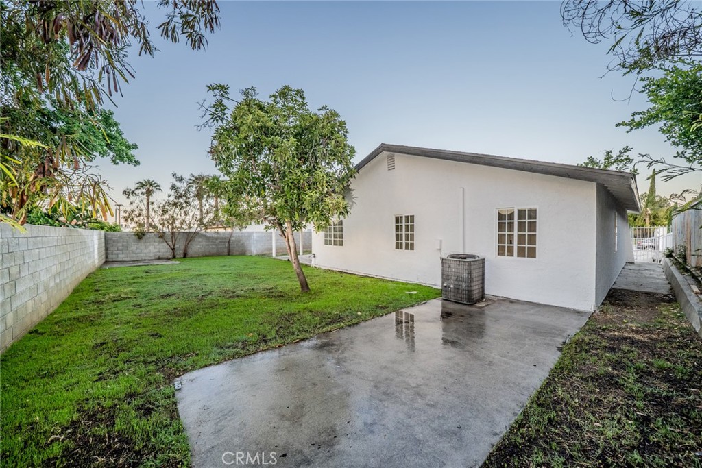 555 North Chestnut Avenue Rialto, CA 92376 - Photo 30 of 33 a view of a yard with a house and garden