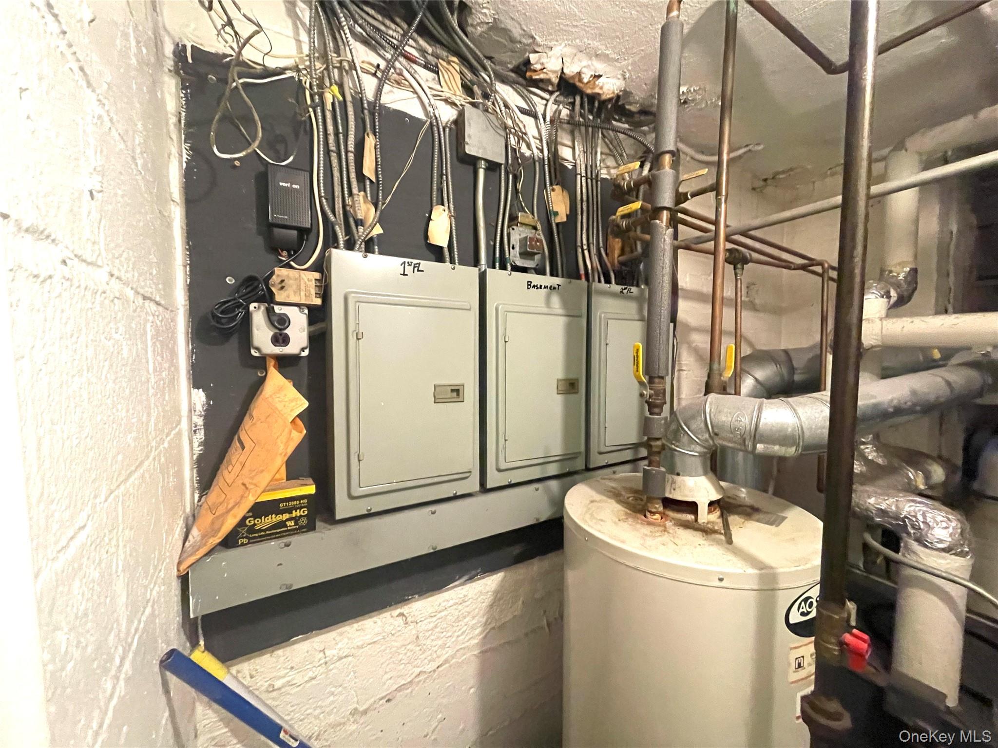 1194 Lydig Avenue Bronx, NY 10461 - Photo 7 of 7 a utility room with dryer and washer