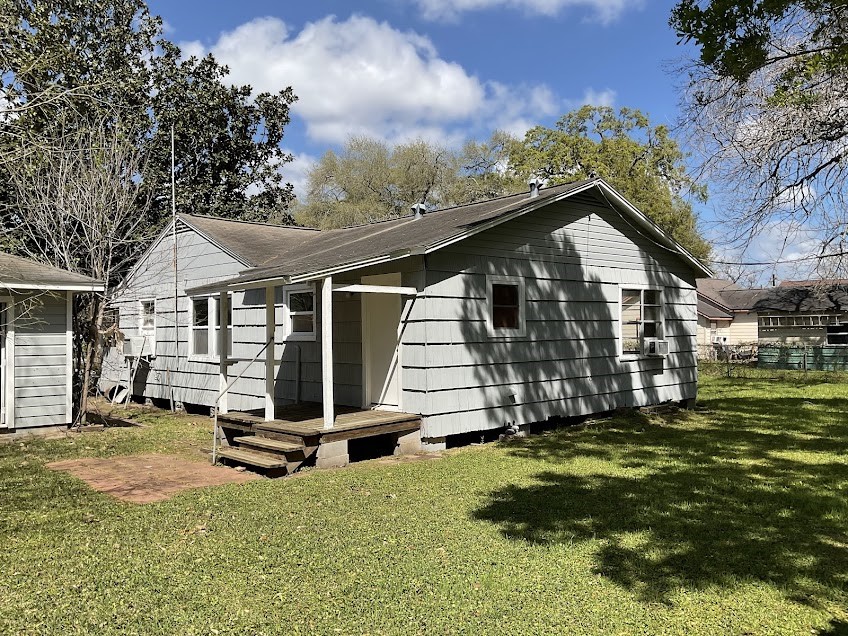 201 Smith Street Clute, TX 77531 - Photo 20 of 22 a view of a house with backyard