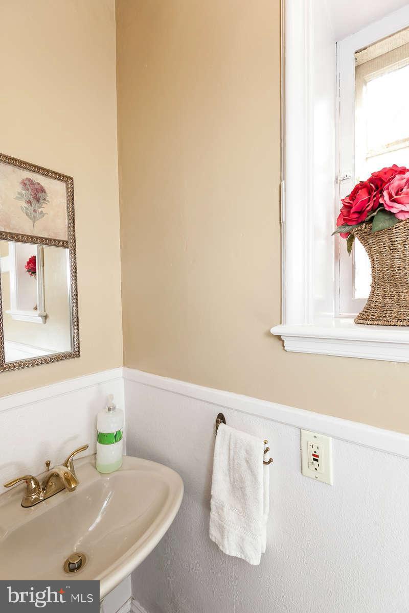 1229 Roundhill Road Baltimore, MD 21218 - Photo 13 of 30 Bath