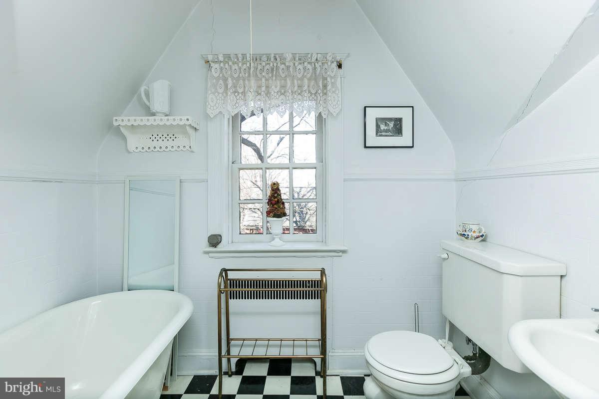 1229 Roundhill Road Baltimore, MD 21218 - Photo 22 of 30 Bath