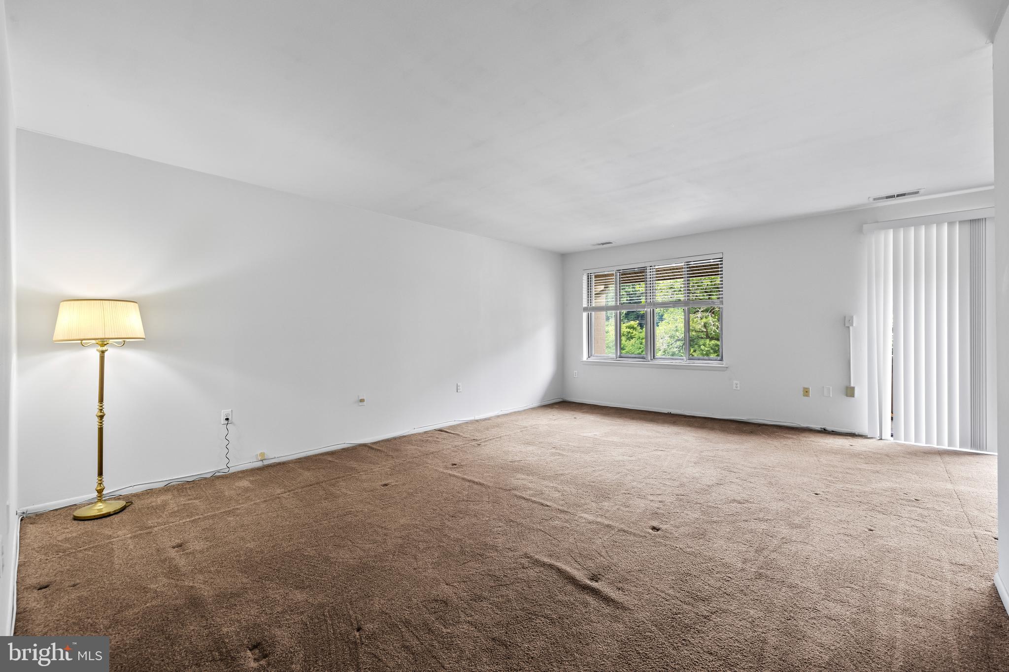 19 Hamill Road, Unit 19E Baltimore, MD 21210 - Photo 8 of 33 Living room