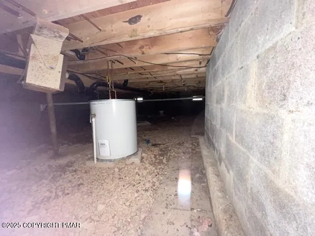 a black and white photo of a book shelf