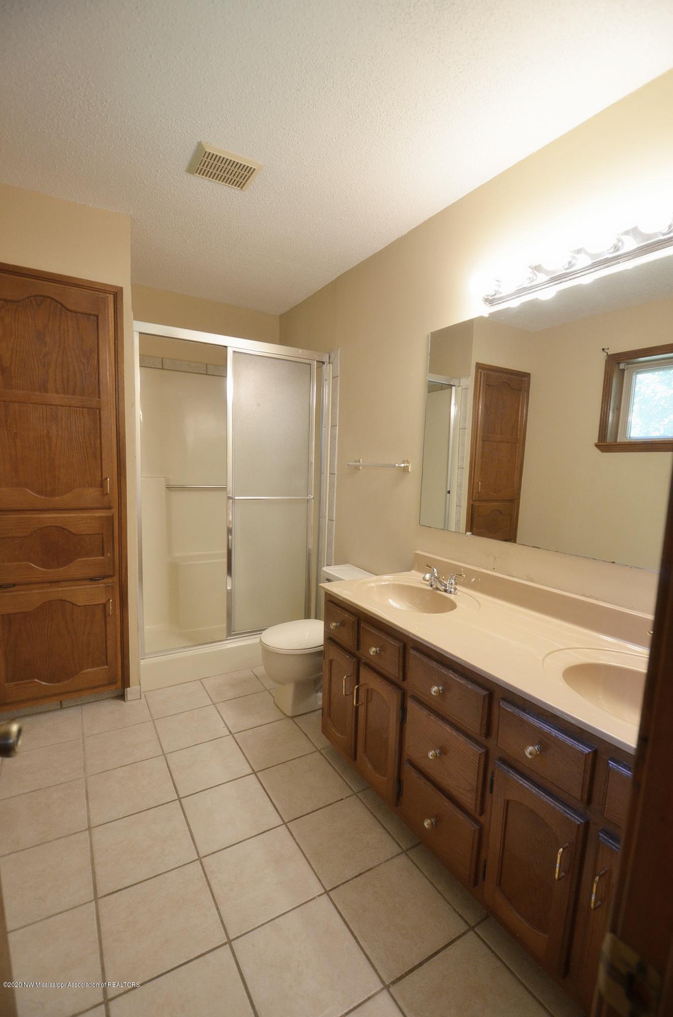 400 Peyton Road Holly Springs, MS 38635 - Photo 13 of 26 Master bath