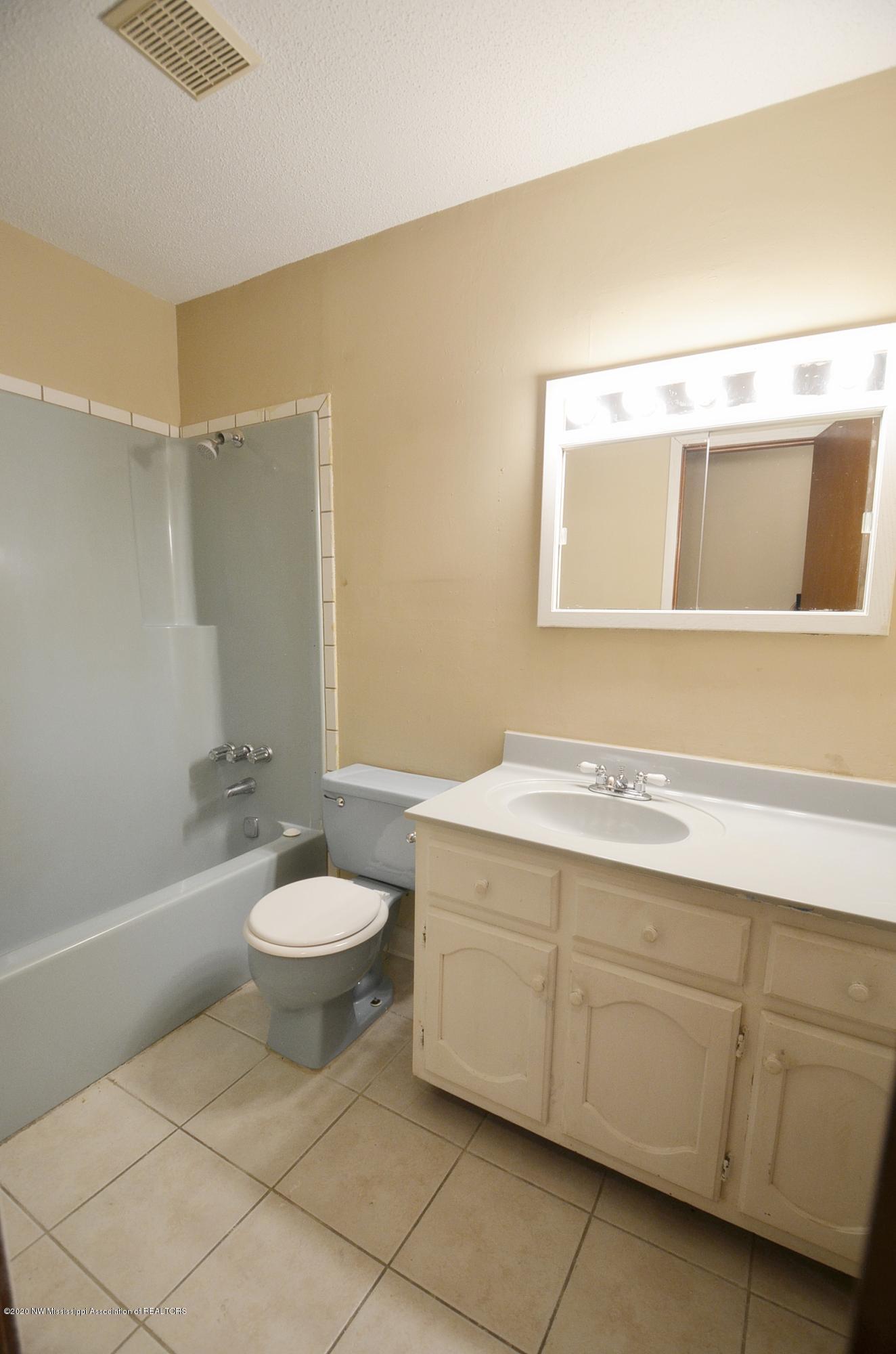 400 Peyton Road Holly Springs, MS 38635 - Photo 15 of 26 Full bath