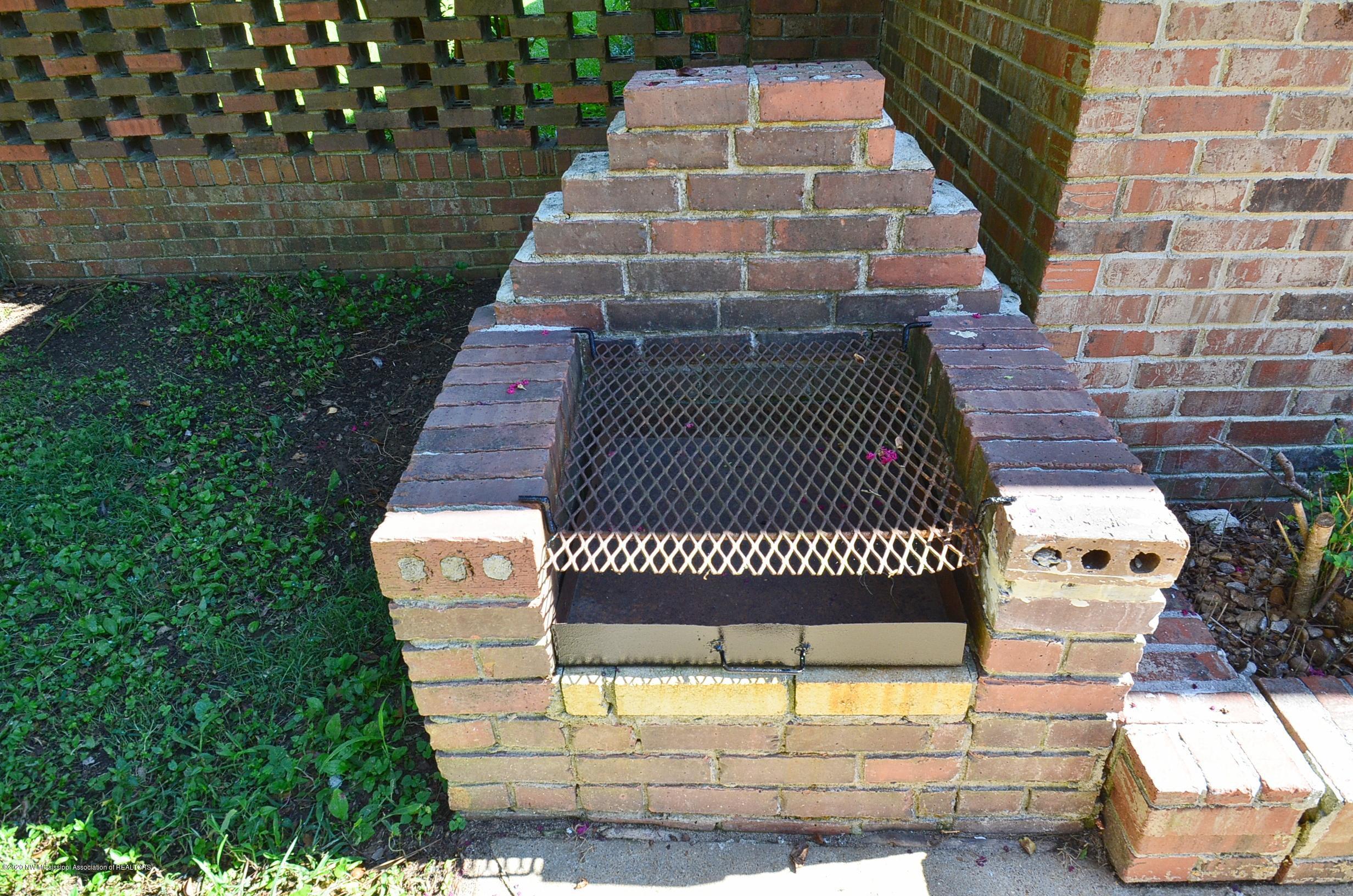 400 Peyton Road Holly Springs, MS 38635 - Photo 20 of 26 Built-in grill