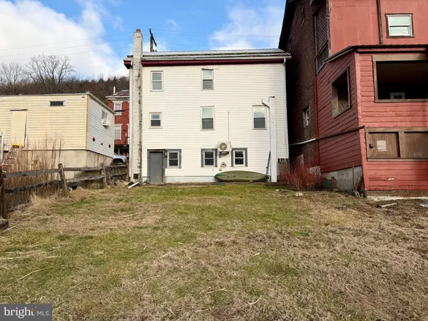a view of a house with backyard