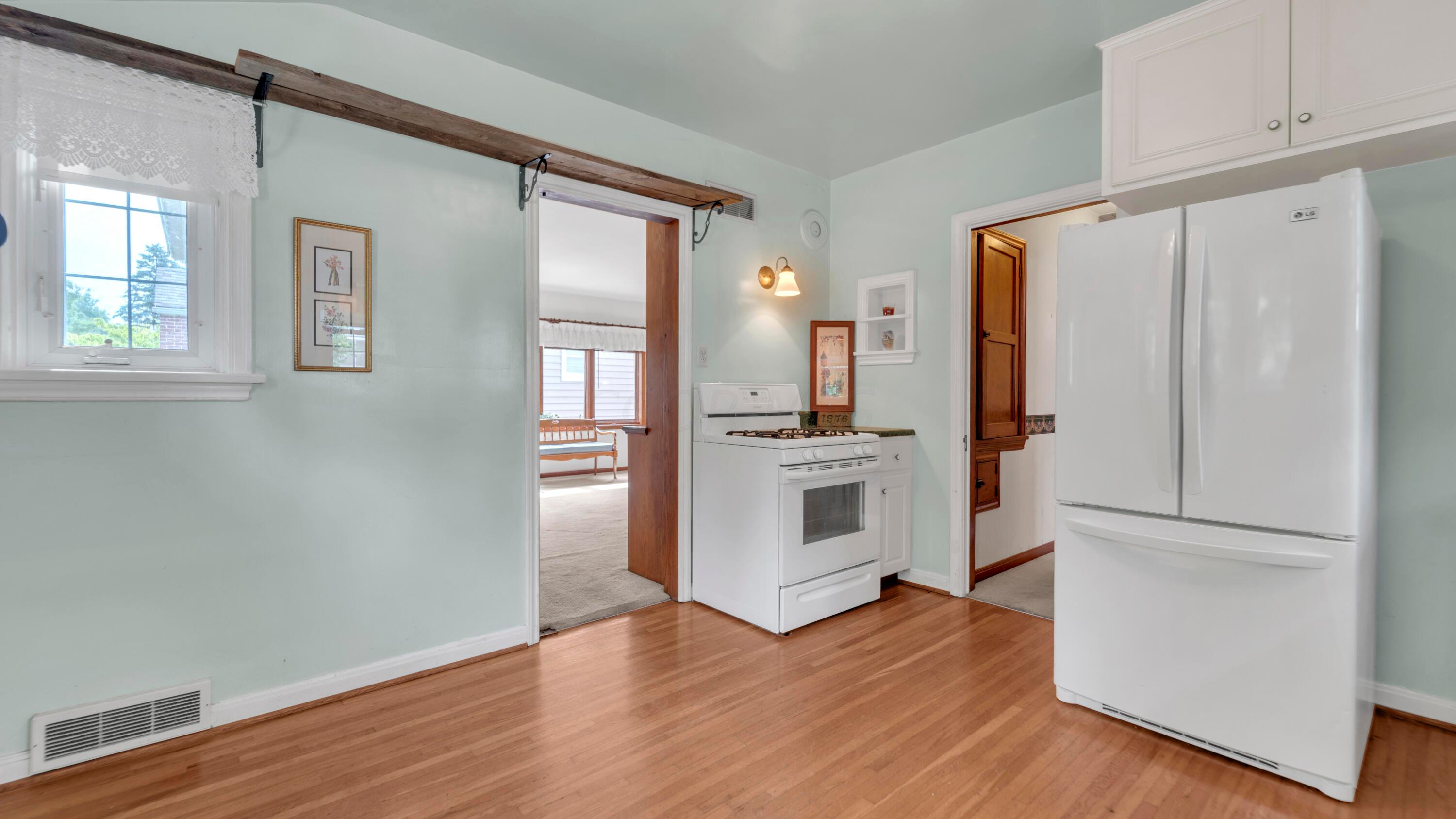 261 Wetmore Road Columbus, OH 43214 - Photo 8 of 38 Kitchen with Appliances 2