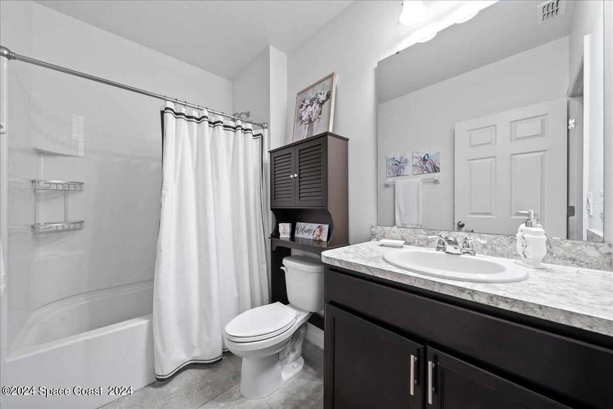 694 Old Country Rd S East Palm Bay, FL 32909 - Photo 22 of 42 Guest bath