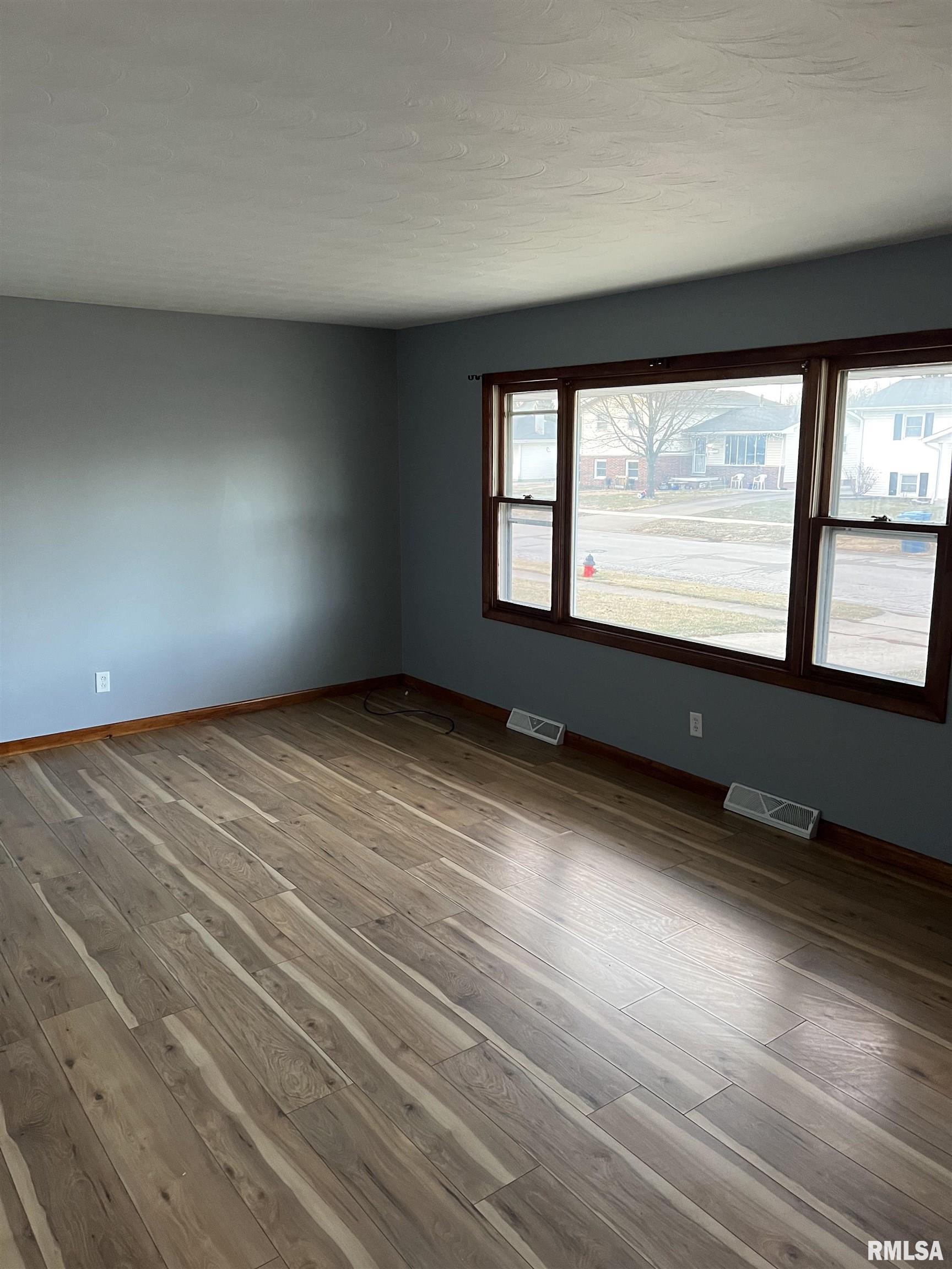 2248 East Eleanor Avenue Springfield, IL 62702 - Photo 2 of 27
