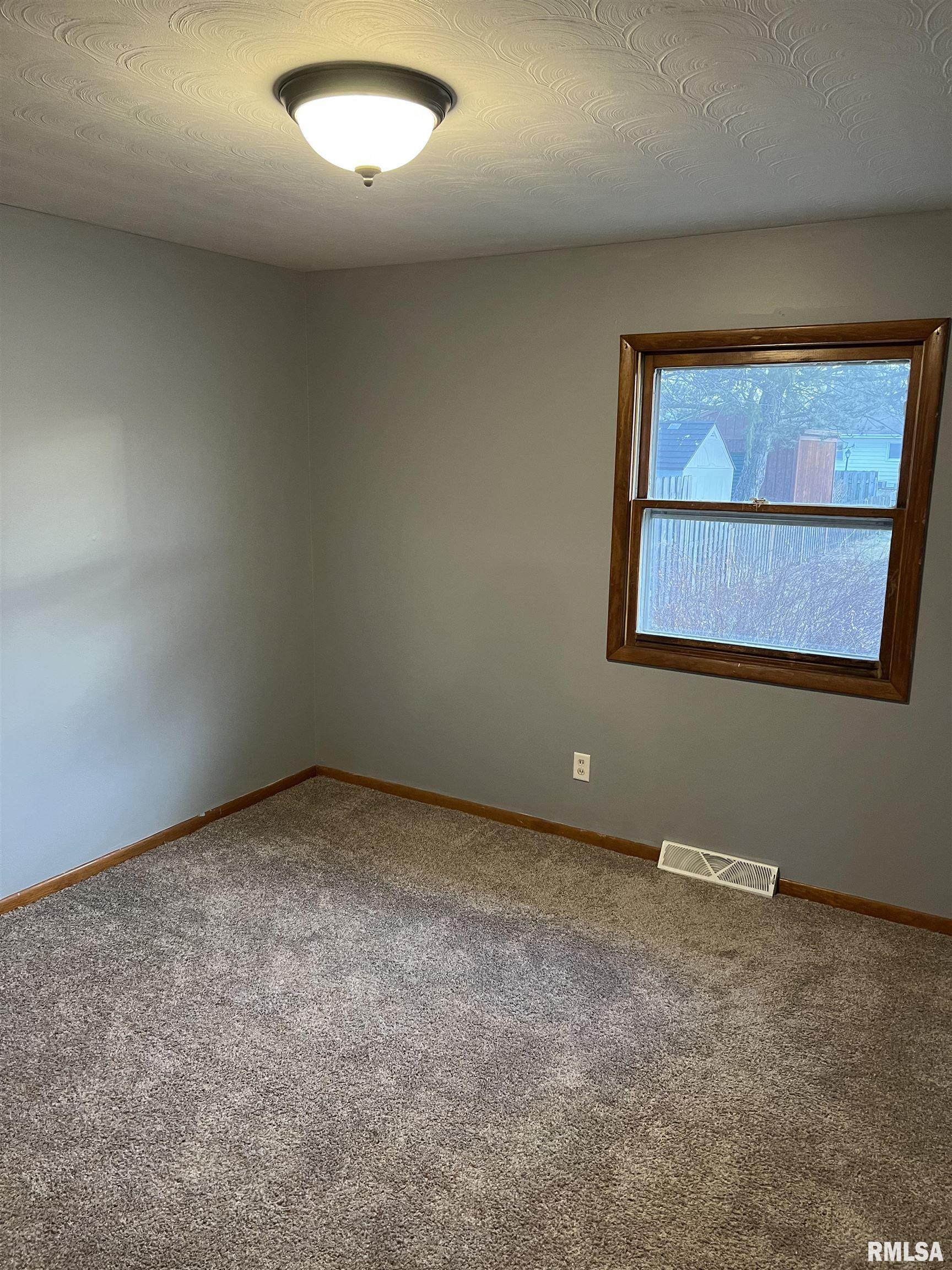 2248 East Eleanor Avenue Springfield, IL 62702 - Photo 6 of 27