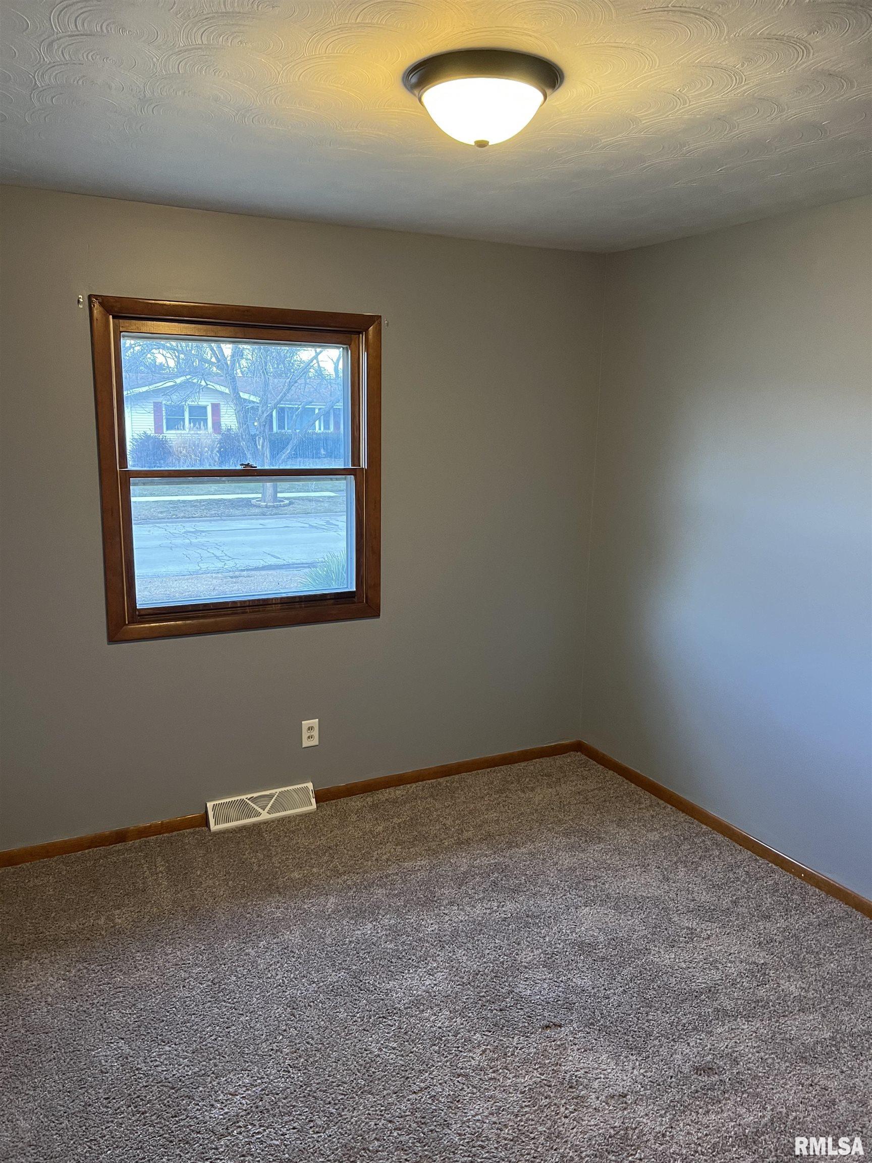 2248 East Eleanor Avenue Springfield, IL 62702 - Photo 8 of 27