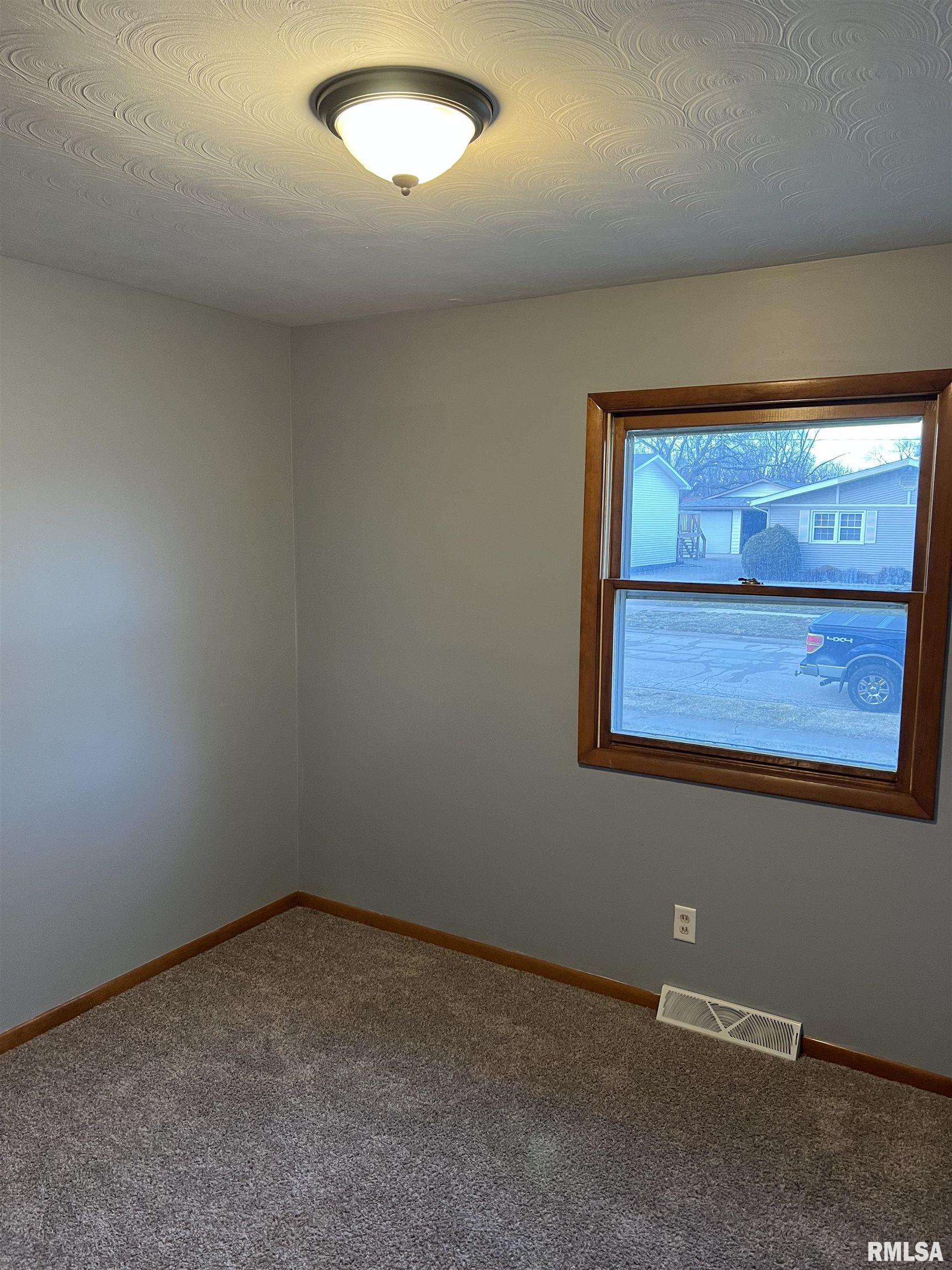 2248 East Eleanor Avenue Springfield, IL 62702 - Photo 10 of 27