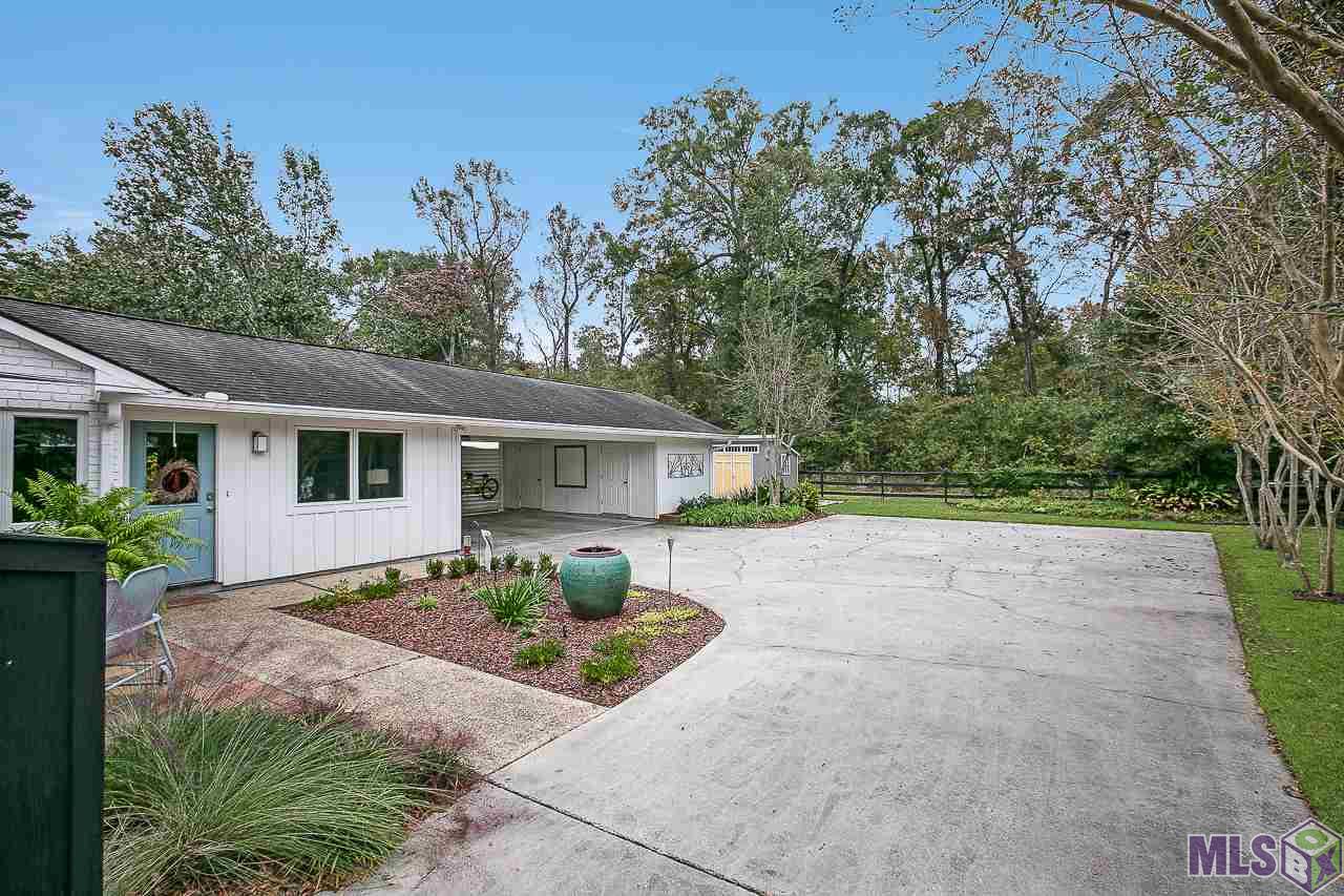3727 Woodland Ridge Boulevard Baton Rouge, LA 70816 - Photo 3 of 33 Side patio and entrance