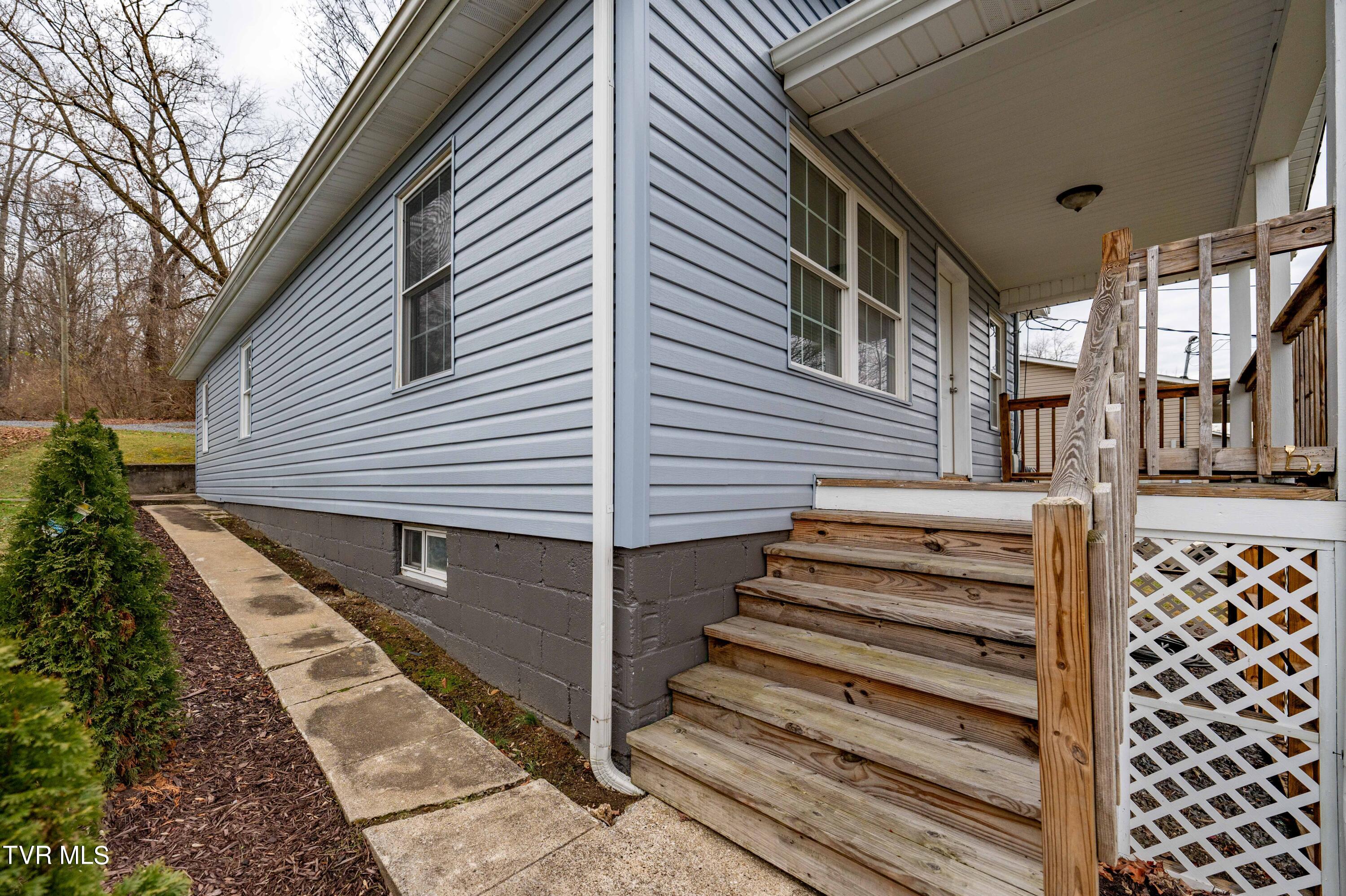 1029 Heather Road Bristol, VA 24201 - Photo 3 of 25 1029 Heather Rd (3 of 29)