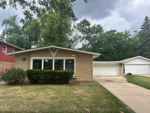 $220,000 | 330 Holly Court, Glenwood, IL 60425