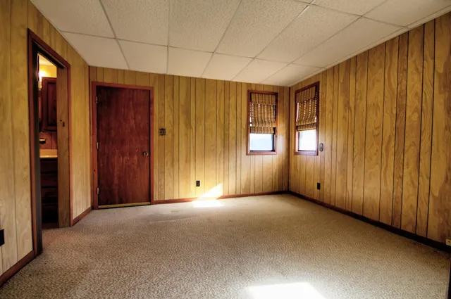a view of an empty room and window