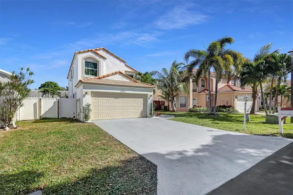 $585,000 | 104 Wedgewood Lakes South, Greenacres, FL 33463