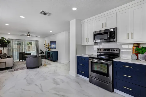 $555,000 | 104 Wedgewood Lakes South, Greenacres, FL 33463