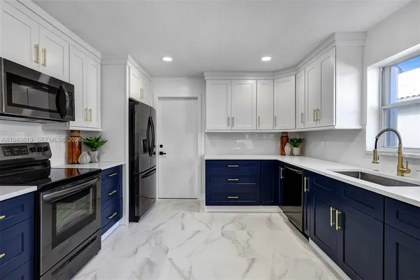 $555,000 | 104 Wedgewood Lakes South, Greenacres, FL 33463