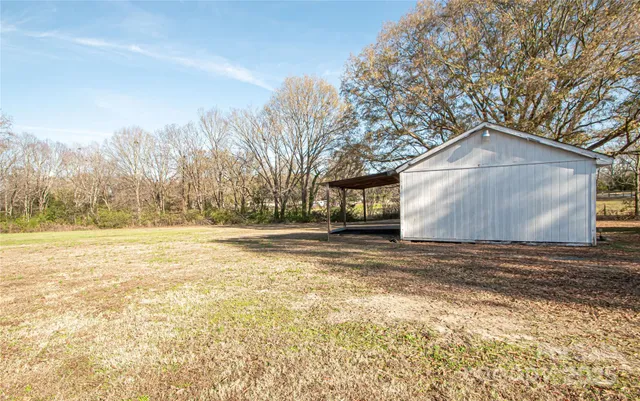 a view of yard with trees
