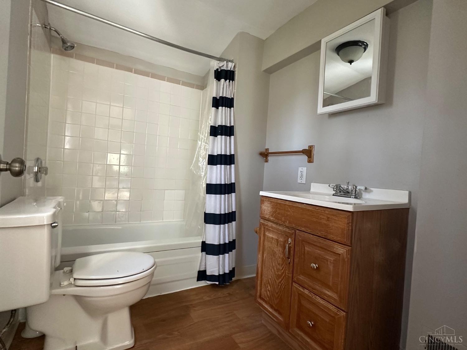 3151 River Road Cincinnati, OH 45204 - Photo 22 of 26 Upper unit (2 bedroom unit) second full bath.