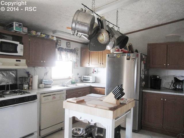 15640 South Lauppe Road Yoder, CO 80864 - Photo 4 of 12 Kitchen - all appliances to remain with sale.