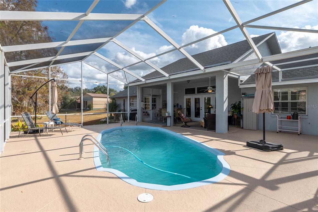 12094 Southeast 60th Avenue Road Belleview, FL 34420 - Photo 53 of 74 a view of a patio with a table and chairs