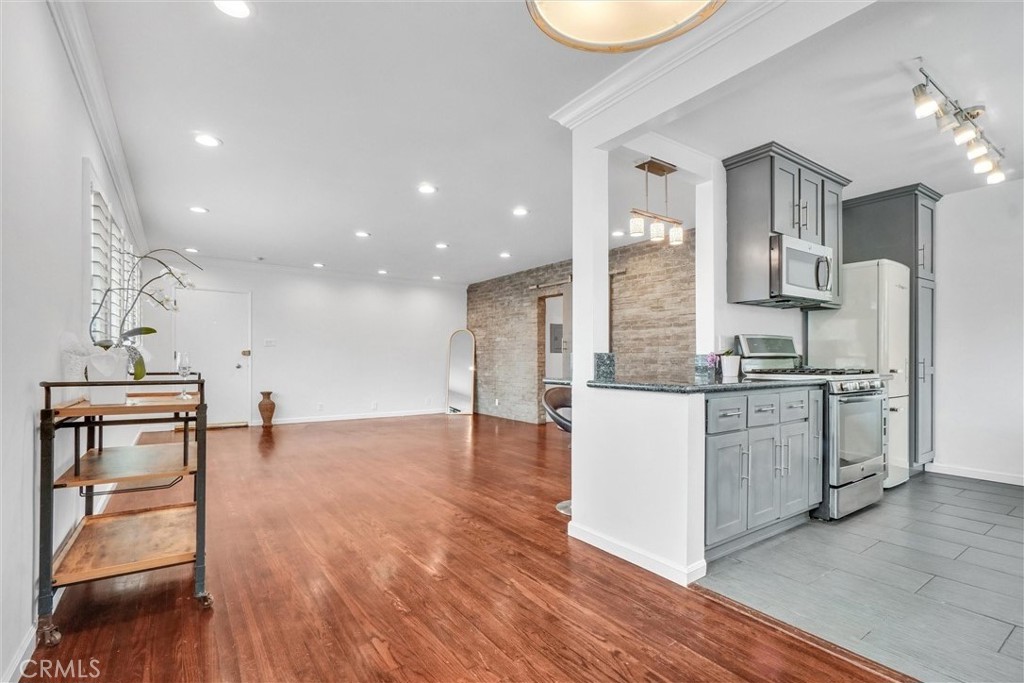 601 Olive Avenue, Unit L Long Beach, CA 90802 - Photo 5 of 26 Enjoy the space