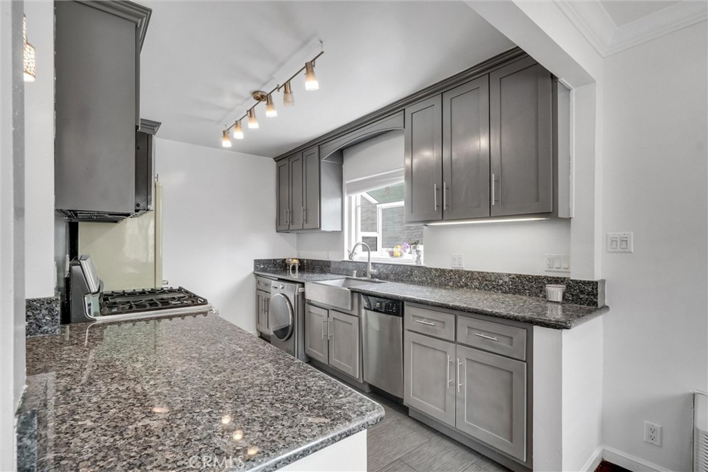 601 Olive Avenue, Unit L Long Beach, CA 90802 - Photo 7 of 26 Kitchen with lovely bay window