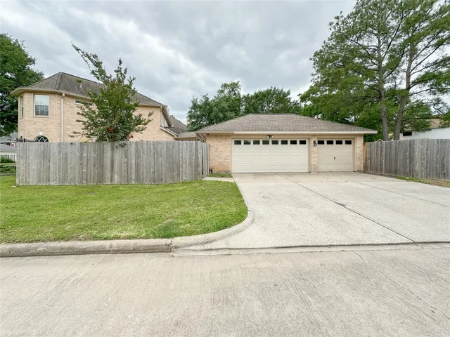 a view of a back yard of the house